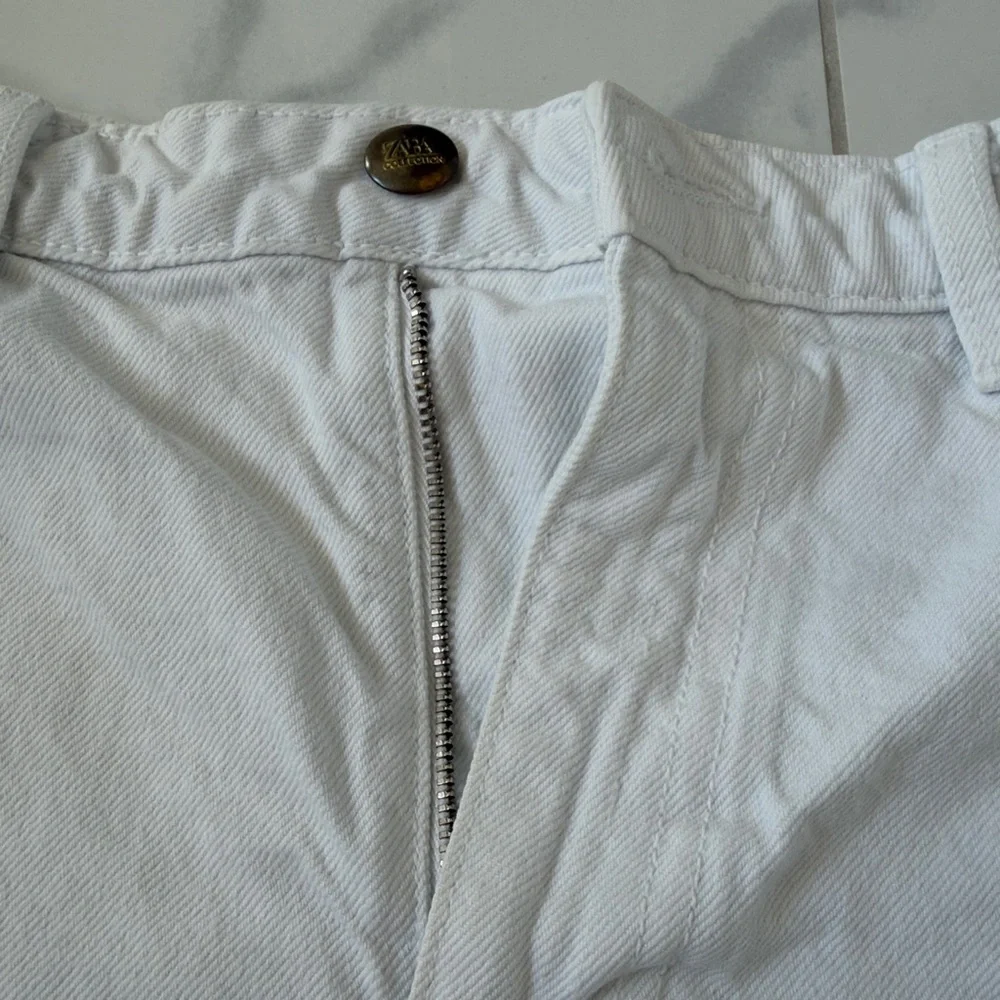 Zara Cut Off Distressed White Denim Jeans Women’s Size 6